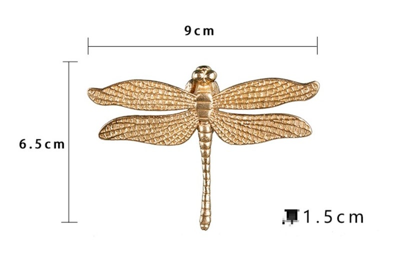 Puede incluir: Lib&eacute;lula de metal dorado con alas detalladas, que mide 9 cm de ancho y 6,5 cm de alto. La lib&eacute;lula tiene un cuerpo de 1,5 cm de largo.