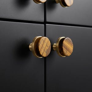 Pomelli per cassetti in pietra occhio di tigre con base in ottone, maniglie per mobili da cucina, pomelli piatti per armadi, maniglie per migliorare l'arredamento, maniglie uniche per cassettiere
