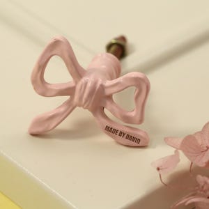 Anpassad graverad rosa rosettknopp, unika knutknoppar för skåp, rosa knoppar för flickrumsmöbelförbättring, lådhandtag till barnrum, dörrhandtag