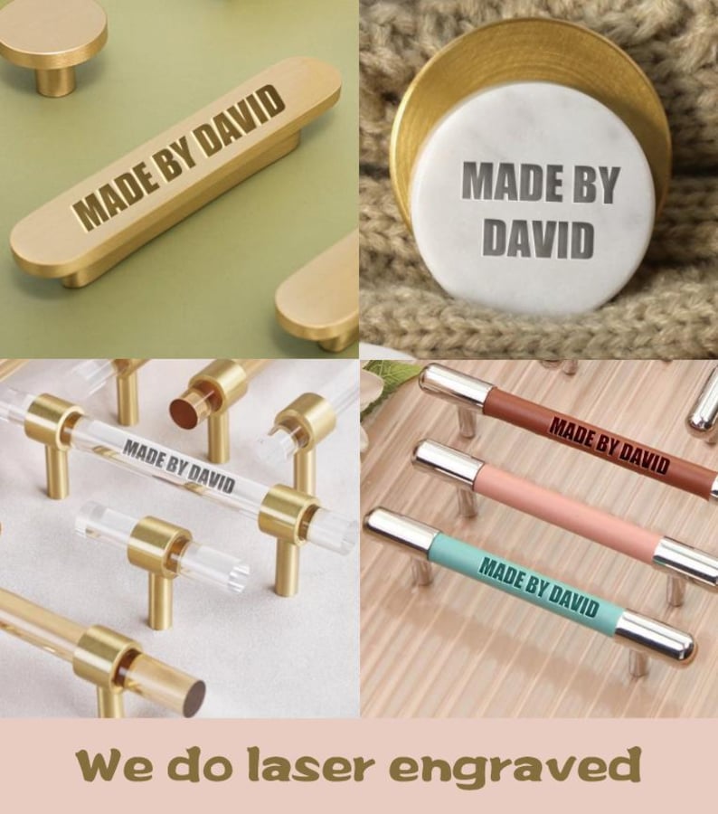 以下が含まれることがあります： レーザー彫刻された金具のコレクション。取っ手やノブなど。「MADE BY DAVID」の文字が様々なスタイルと色で刻まれています。金、クリア、カラーアクセントなど。画像には「We do laser engraved」の文字も含まれています。