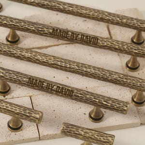 Tiradores de latón antiguo martillado para gabinetes, perillas para muebles, manijas de latón para cocina con grabado personalizado, manijas de latón con barra en T, tiradores sólidos para puertas de armarios