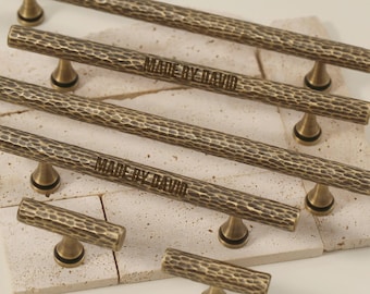 ハンマー仕上げのアンティーク真鍮キャビネットプル、家具ノブ、カスタム彫刻のキッチン真鍮ハンドル、Tバー真鍮ハンドル、ワードローブドアソリッドプル