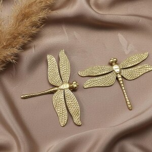 Perillas de latón macizo con forma de libélula, perillas de gabinete únicas, tiradores para mejorar muebles con grabados personalizados, manijas de reemplazo para armarios, tiradores de tocador dorados imagen 3