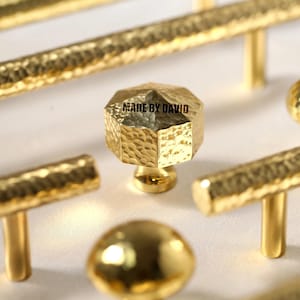 Kast van gehamerd messing, achthoekige meubelknoppen, messing keukengrepen, op maat gegraveerde messing handgrepen met T-balk, massieve paddestoeldeurknoppen