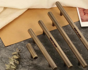 Tiradores hexagonales personalizados grabados para cajones de armarios, pomos en forma de T para armarios, tiradores modernos de latón macizo, pomos de latón para armarios, tiradores minimalistas para cómodas.