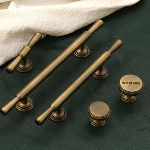 Poignées d'armoire en laiton massif, poignées de tiroir en bronze, boutons de meubles en or, poignées de cuisine gravées sur mesure, poignées en laiton en T, boutons de porte de commode