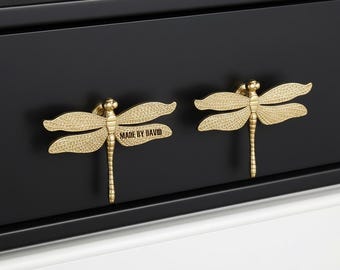 トンボの真鍮製ノブ、ユニークなキャビネットノブ、カスタム彫刻入り家具改良用取っ手、食器棚交換用ハンドル、ゴールドのドレッサー取っ手