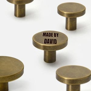 Bouton plat en bronze massif, boutons d'armoire minimalistes, boutons d'amélioration de meubles, poignées de remplacement de meubles gravées sur mesure, poignée ronde