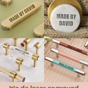Op de afbeelding: Een verzameling lasergegraveerde meubelhardware, waaronder handgrepen en knoppen. De afbeelding toont items met de tekst "MADE BY DAVID" in verschillende stijlen en materialen, zoals goud, helder acryl en gekleurde accenten.