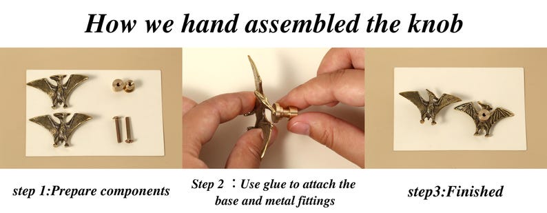 以下が含まれることがあります： 装飾的なノブの組み立てを示す3つのパネル画像。ノブはコウモリのようなデザインです。「How we hand assembled the knob」というテキストが上部にあります。手順は次のとおりです。コンポーネントの準備、接着剤の使用、完了。