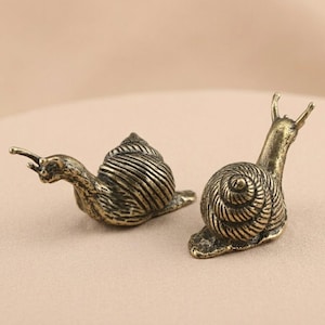 Snigel vintage mässingslådknopp, insektsskåpknopp, möbelförbättringshandtag, specialanpassade snidade byråhandtag, insektsdörrhandtag