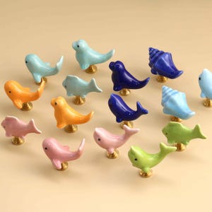 Pomelli in ceramica a forma di animali marini per la cameretta dei bambini, pomelli a conchiglia per armadietti della cameretta, maniglie di ricambio per mobili, maniglie per cassetti a forma di delfino, balena e foca.