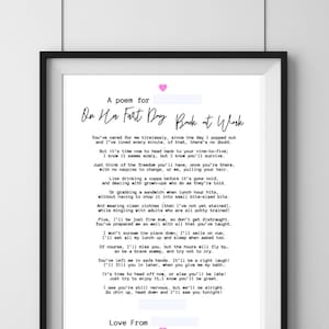 Peut inclure: Un poème pour un nouveau parent, l'encourageant pour son premier jour de retour au travail. Le poème est imprimé sur un fond blanc avec un cadre noir. Le texte est en police noire avec un cœur rose en haut et en bas du poème.