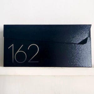 Moderner individueller Briefkasten – zur Wandmontage, aus schwarzem Metall, mit lasergravierter Hausnummer, robuster Briefkasten für den Außenbereich