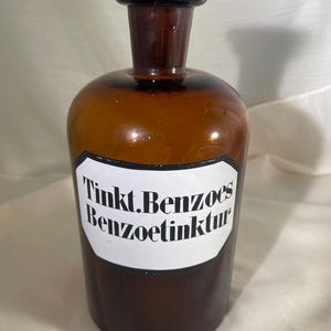 Vintage Duitse apothekerspot uit de jaren 1920 met stop - amberbruine glazen apotheekfles - label Tinkt Benzoes Benzoetinktur - inrichting apotheek