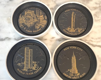 Juego de 4 posavasos metálicos antiguos raros de la ciudad de Nueva York, recuerdo de la década de 1960: World Trade Center, Empire State Bldg., Times Sq. y Rockefeller Ctr.