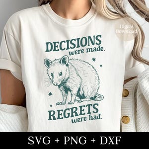 Se tomaron decisiones Se tuvieron arrepentimientos SVG Tendencias Vintage Sarcástico Zarigüeya SVG Cita divertida Mapache recatado Animal malhumorado PNG Descarga digital