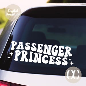 Adesivo de para-choque SVG - Princesa passageira PNG, Design de decalque de vinil engraçado, Garotas gostosas batem no meio-fio, Chaveiro SVG, Adesivo de carro Vibes