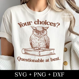 ¿Tus elecciones? Cuestionable en el mejor de los casos SVG, Tendencia Búho sarcástico SVG Cita divertida Animal del bosque PNG Diseño divertido de mapache Descarga digital