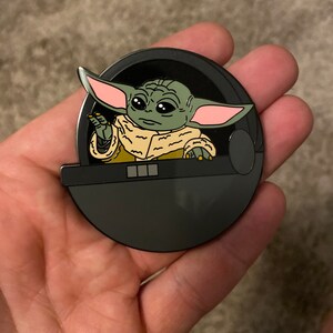 ポッドに入った赤ちゃんエイリアンのファンタジーピン
