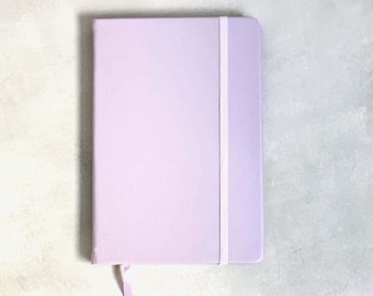 Set met lila gevoerde notitieboeken en zilveren pennen – pastelkleurige schrijfbehoeften