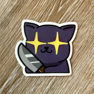 Adesivo per coltello gatto nero, divertente gatto dei cartoni animati che tiene un coltello, adesivo giocoso e stravagante da 3" per laptop, borraccia, quaderni e altro ancora