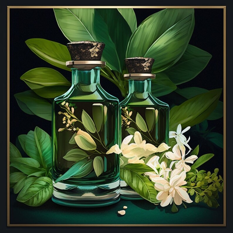 Pode incluir: Duas garrafas de vidro verde com um design floral e flores brancas na frente delas. As garrafas t&ecirc;m rolhas de corti&ccedil;a e est&atilde;o cheias de um l&iacute;quido transparente.