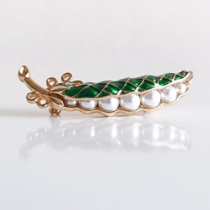 Broche botanique vintage en forme de cosse de pois | Émail vert et perles d'imitation