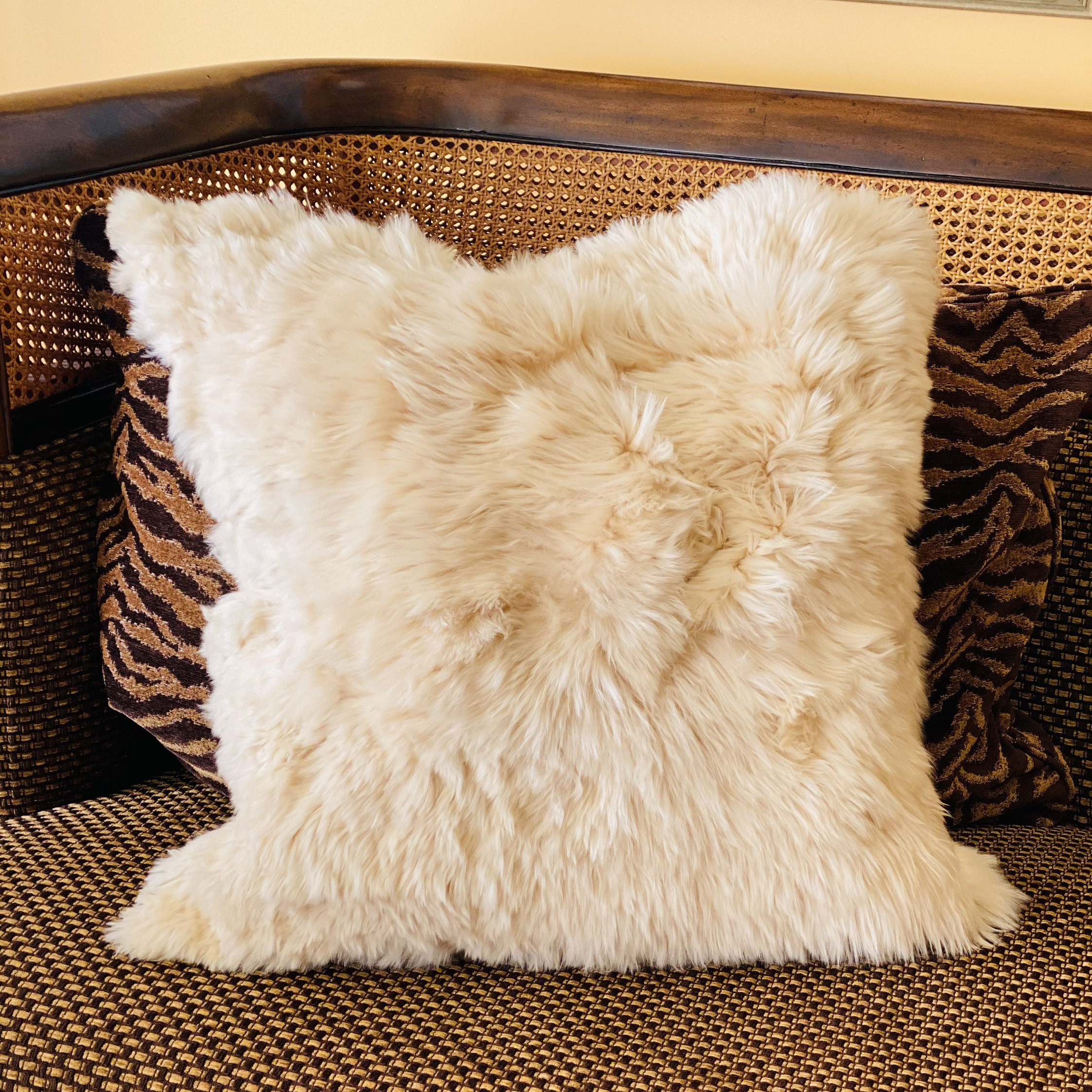 Authentic Alpaca Fur Pillow Cover White Cozy Fluffy Soft Snug Wool Cushion  Cover Luxury Bohemian Neutral Couch Sofa Bed Throw Pillow Boucle 