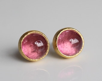 Pendientes de turmalina rosa en oro 900, pendientes de cabujón redondo con turmalinas rosas y oro 900, pendientes de oro de 22k con turmalina, hechos a mano