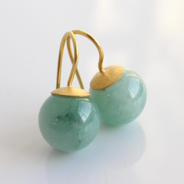 Boucles d'oreilles en jade fin serties d'or 900, boucles d'oreilles en or 900 ornées de perles de jade vert, boucles d'oreilles pendantes en or 22 carats serties de jade véritable, confectionnées artisanalement par un orfèvre.