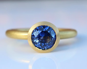 900 gold ring with a genuine cornflower blue sapphire of 0.9 carats, royal blue sapphire ring made of 22 carat gold, handcrafted by a goldsmith.