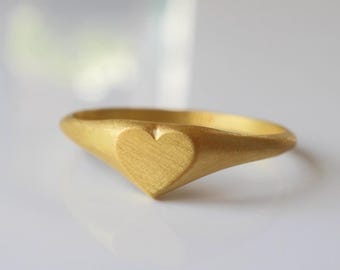Delicate heart ring in 900 gold, minimalist 900 gold signet ring with heart, handcrafted heart ring in solid 22k gold by a goldsmith