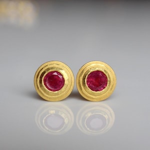Mini boucles d'oreilles puces en rubis pour le jour et la nuit, en or 900, boucles d'oreilles rubis en or 22 carats pour un usage quotidien, élégance sobre, travail d'orfèvrerie