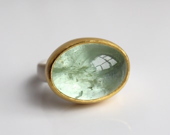 delicate mint green aquamarine ring made of 900 gold and silver, ring with light greenish aquamarine cabochon, size 58, beryl aquamarine ring