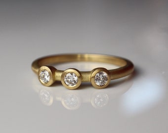 Diamond ring made of 750 gold with three diamonds, delicate ring made of 18k gold with brilliant-cut diamonds, stacking ring with diamond, stackable ring made of 750 gold