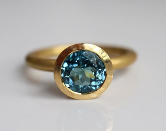 blauer Turmalin Ring aus 900 Gold, Goldring 22 Karat mit Turmalin 8mm, Ringgröße 53, Unikatschmuck Goldschmied