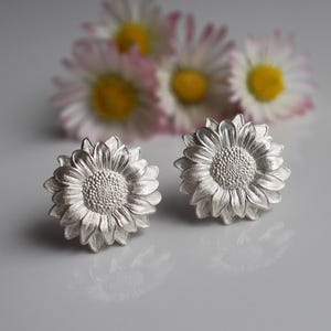 Sunflower stud earrings in silver, flower stud earrings in white silver, sunflower earring, daisy stud earrings, small gift