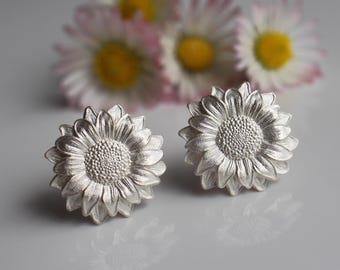 Sunflower stud earrings in silver, flower stud earrings in white silver, sunflower earring, daisy stud earrings, small gift