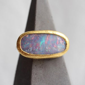 Boulder opal ring in 24k fine gold, opal cabochon ring, 750 gold ring with 999 gold setting and Australian opal in violet with red.