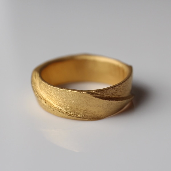 Band ring made of 900 gold with structure, modeled ring made of recycled 900 gold, 22 carat gold ring, unique piece, hand flattering ring