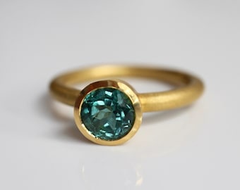 Anillo de turmalina indigolita azul verdosa en oro de 900, anillo de oro de 22 quilates con turmalina brillante de 6 mm, talla 53, pieza única de joyería de un orfebre.