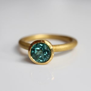 Blue-green indigolite tourmaline ring in 900 gold, 22-karat gold ring with sparkling 6 mm tourmaline, ring size 53, unique piece of jewelry by a goldsmith