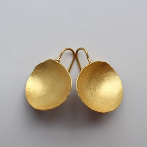 Large earrings in 900 gold, forged gold drop earrings, golden sun earrings, large bowl earrings in 22k gold, goldsmith