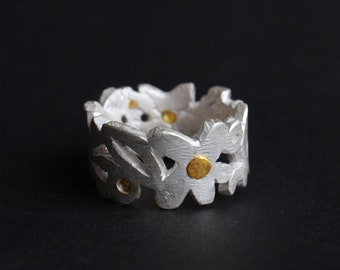 Bred silverring med blommönster, bandring av silver och 900 guld med blommönster, snidad ring av silver och guld, blomsterring