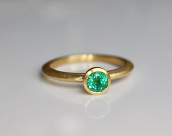 Stacking ring made of 750 gold with emerald, delicate stacking ring with bright green emerald, engagement ring emerald 18k gold goldsmith's work