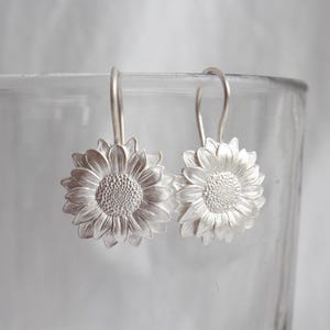 Sunflower earrings made of 935 silver, silver sunflower drop earrings, flower earrings as a gift, sunflower earrings from a goldsmith