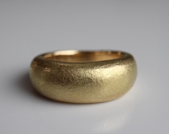Heavy ring forged from 750 gold, ring made of 18k gold with hammered finish, comfortable everyday ring forged from 750 yellow gold with a gradient.