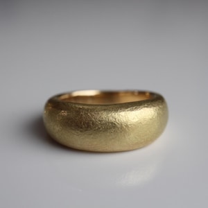 Antique ring forged from 750 gold, ring made of 18k gold with hammered finish, comfortable everyday ring forged from 750 yellow gold with a gradient.