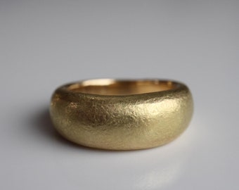 Antique ring forged from 750 gold, ring made of 18k gold with hammered finish, comfortable everyday ring forged from 750 yellow gold with a gradient.